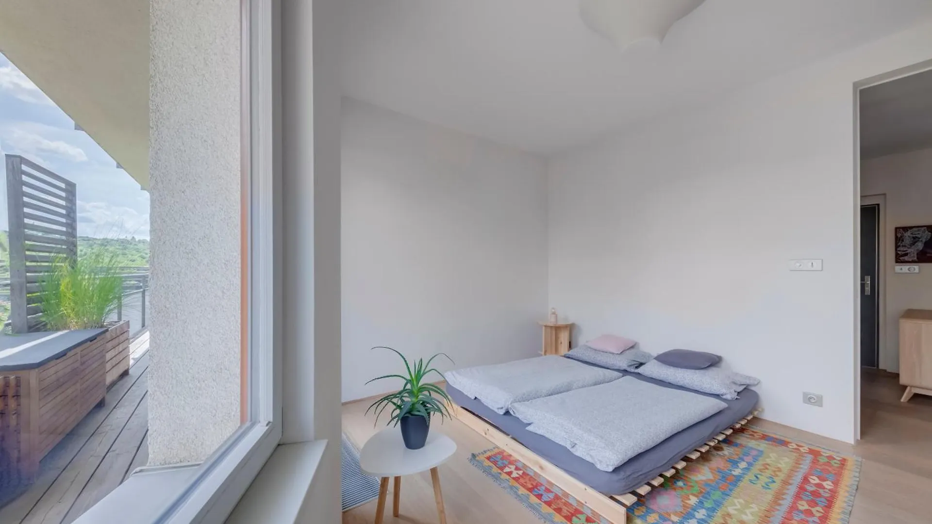 Moderni Byt S Terasou, 2 Loznice, Parkovani V Cene, Blizko Metra, 15 Min Do Centra Praga Apartament